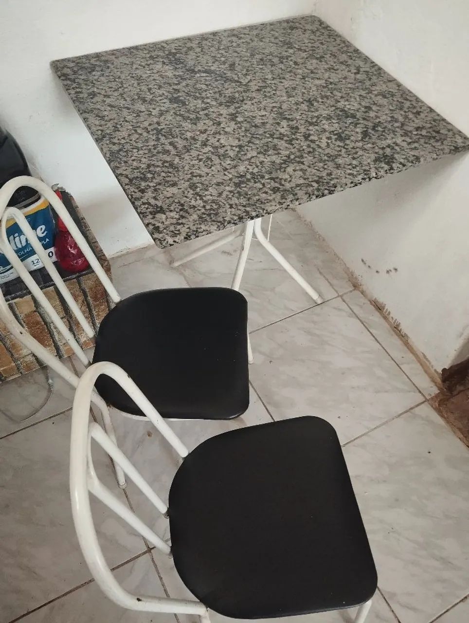 Vendo mesa de mármore quadrada com 4 cadeiras  - Foto 4