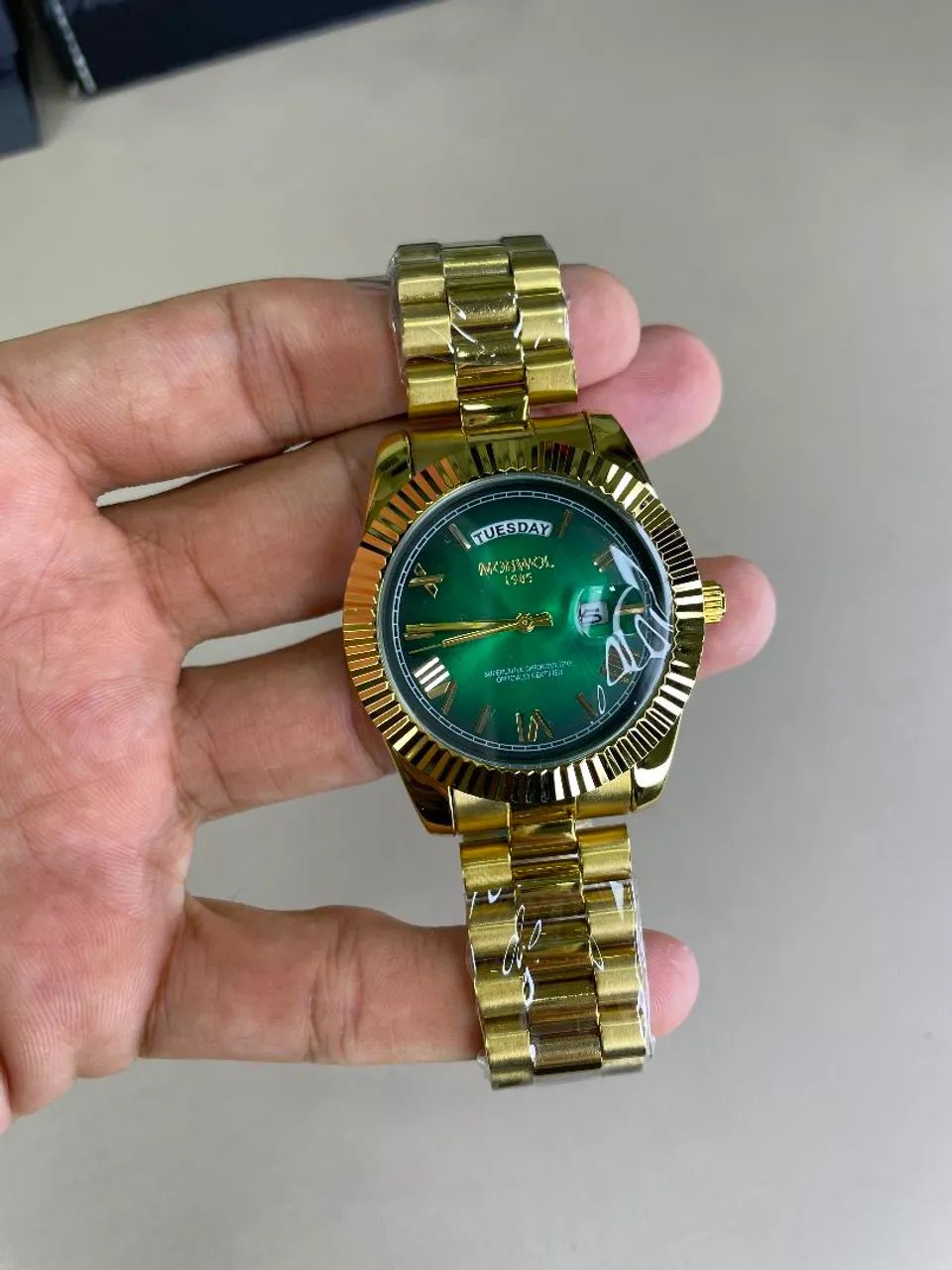 Relógio Daydate Mobwol Dourado com fundo verde 