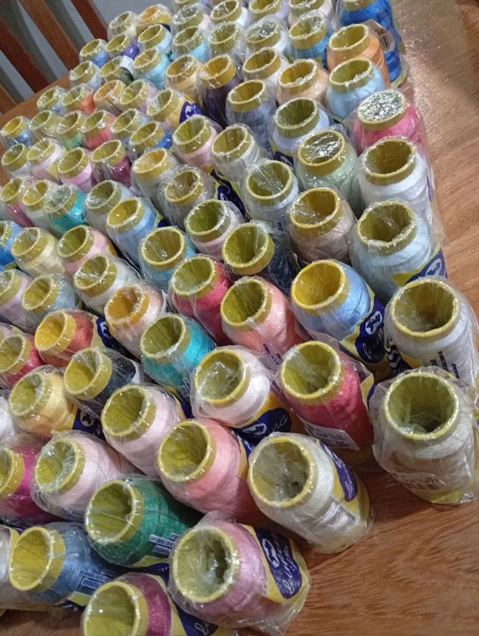 Lote com 87 Linhas de Bordado Setta Lumina. 