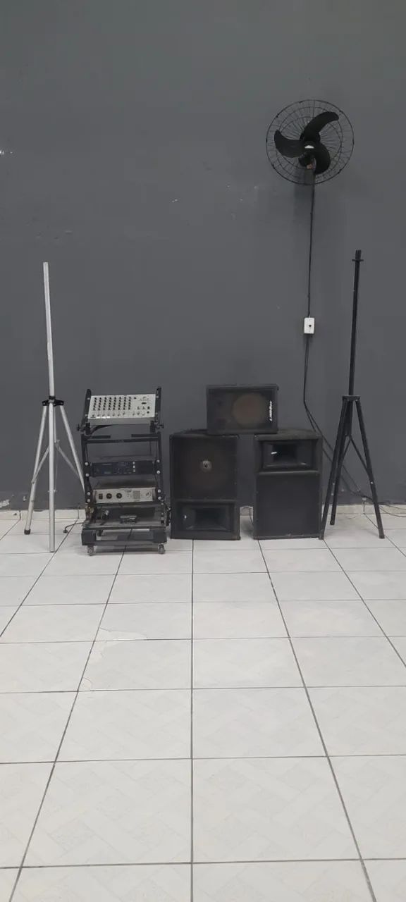 MESA DE SOM COM 2 CAIXAS E 2 PEDESTAIS - Foto 2