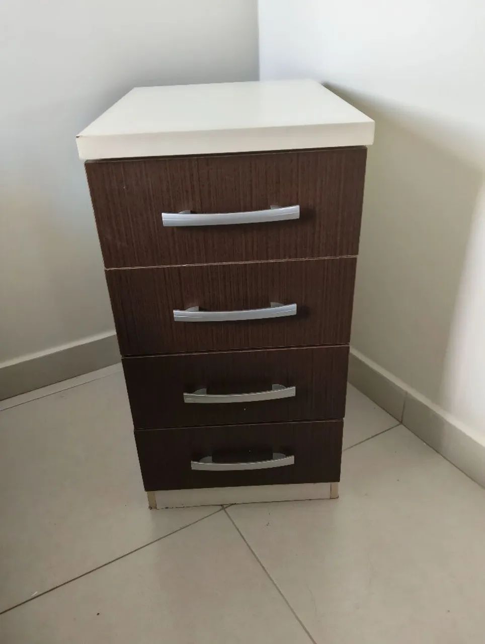 Cômoda com 4 gavetas 
