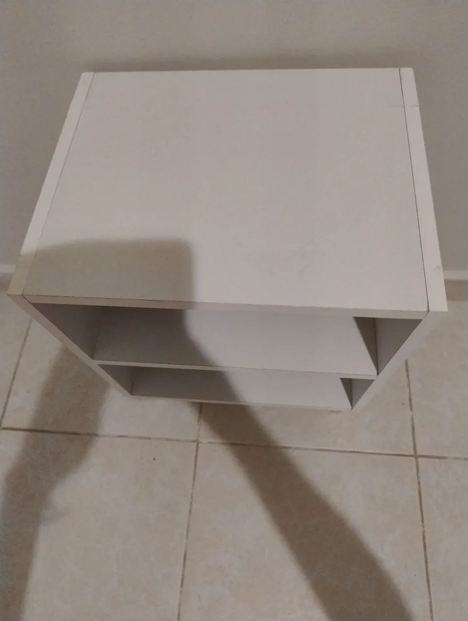 Mesa de Cabeceira Retrô Branca com 2 Nichos - Foto 2