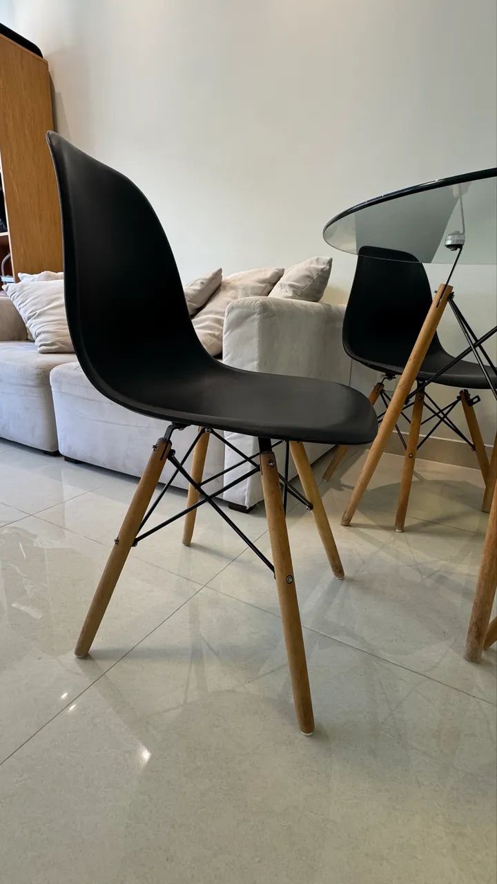 Mesa de jantar redonda de vidro + 4 cadeiras estilo Eames - Foto 3