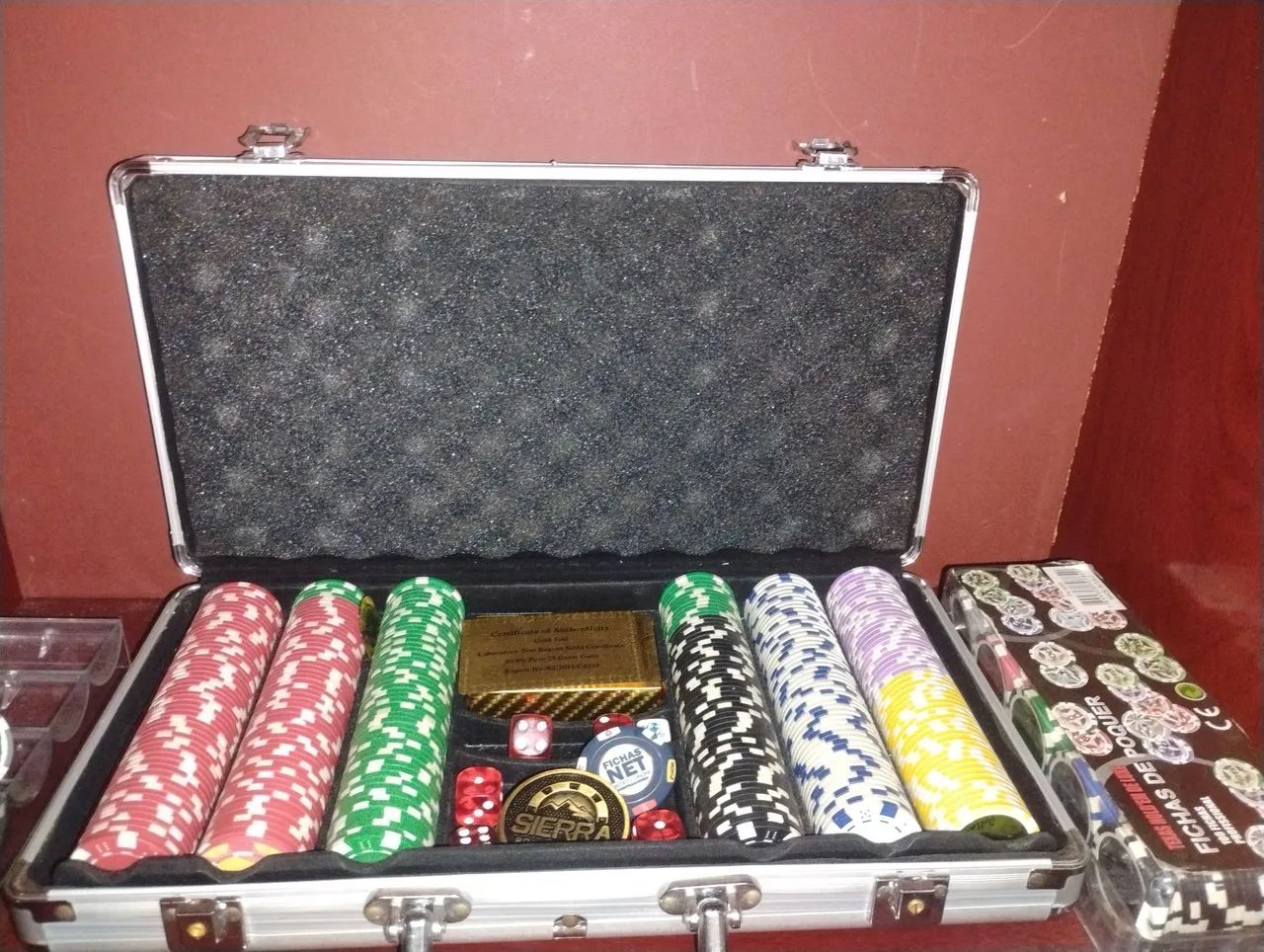 Maleta de Poker conservada completa com fichas adicionais 