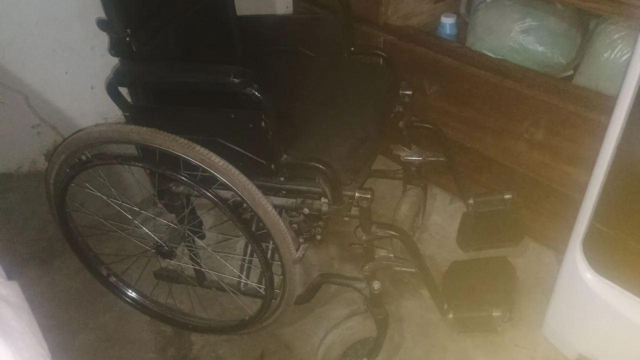 Vende-se uma cadeira de roda aceita proposta - Foto 2