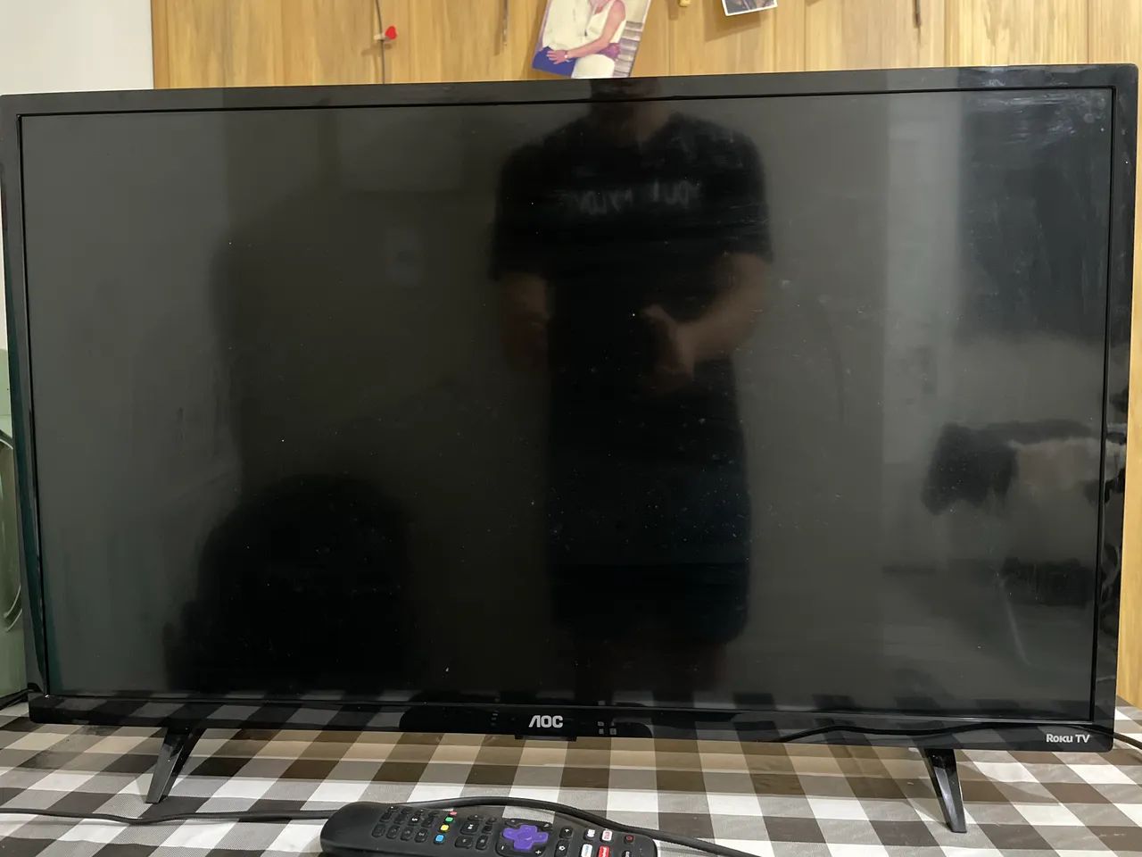TV SMART ROKU 32 POLEGADAS , COM DEFEITO NA TELA. Acompanha controle. - Foto 5
