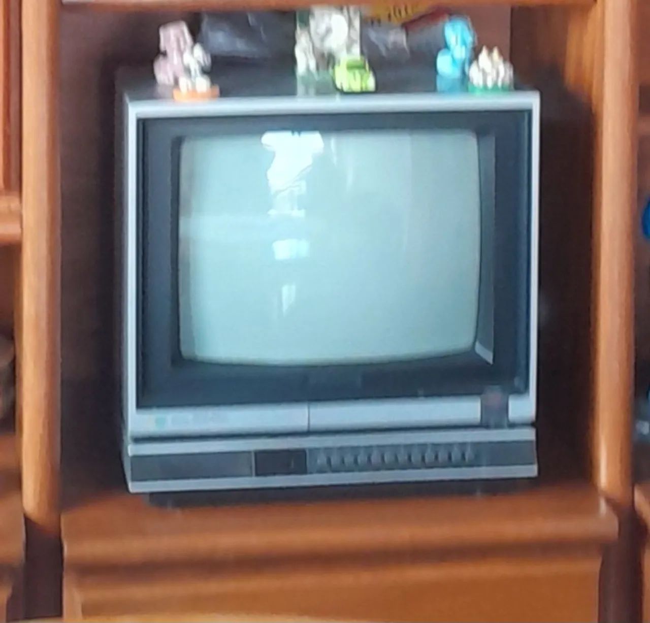 Tv retro colorida de época. Funcionando