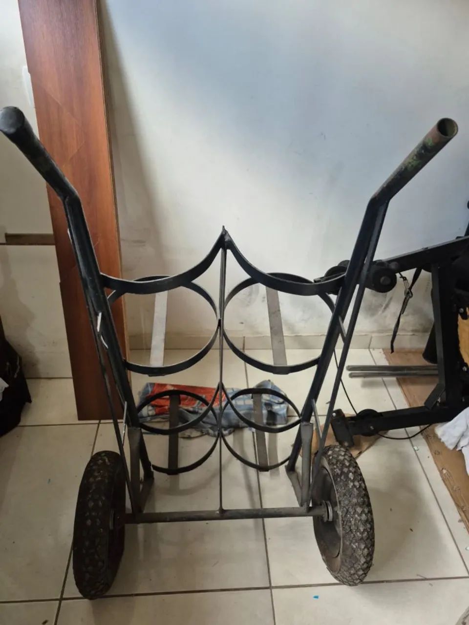 Carrinho para carregar 4 até galões de água 20 litros
