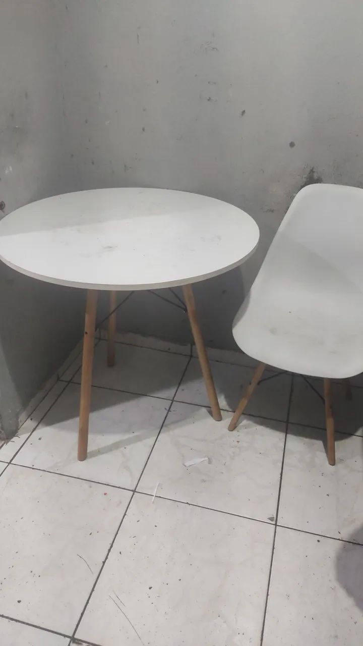 Mesa e cadeira
