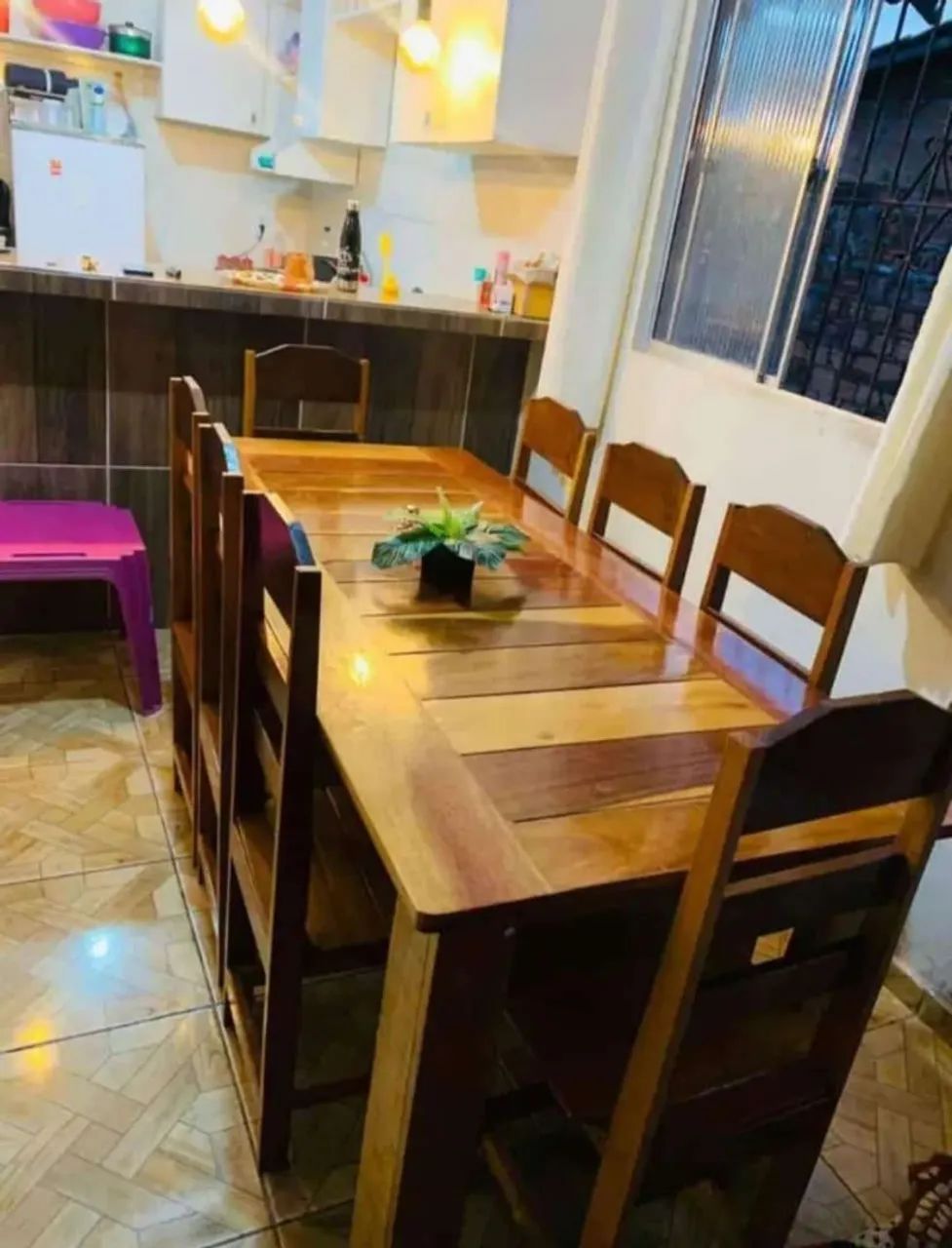 VENDO MESA DE MADEIRA COM 8 CADEIRAS  - Foto 2