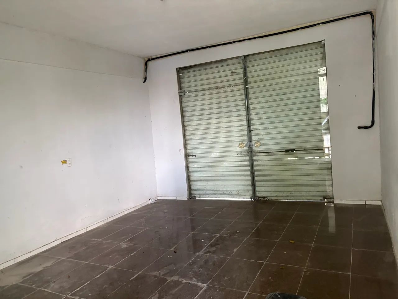 São 3 pontos comerciais em frente a pista