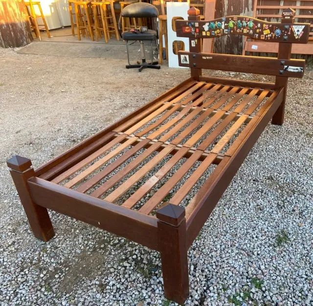 Cama de solteiro de madeira, em ótimo estado.