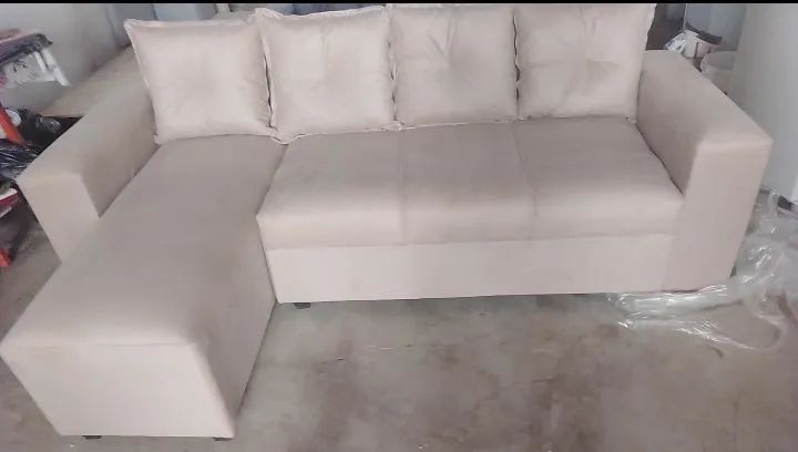 Sofás perfeitos de 4 lugares com as almofadas soltas design confortável para relaxar 