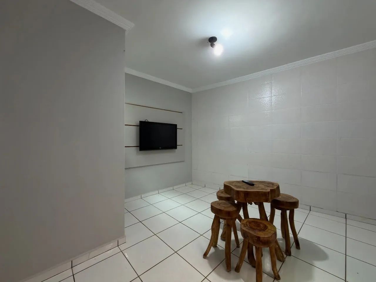 Mesa Peroba Rosa com 4 bancos  - Foto 2
