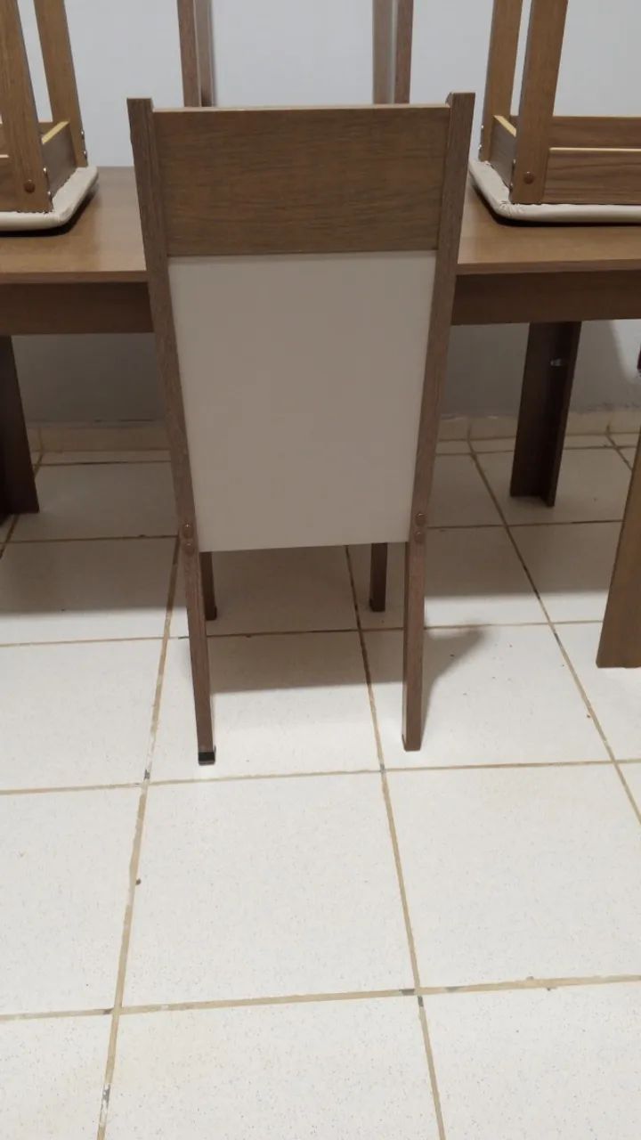 Mesa com quatro cadeiras - Foto 4