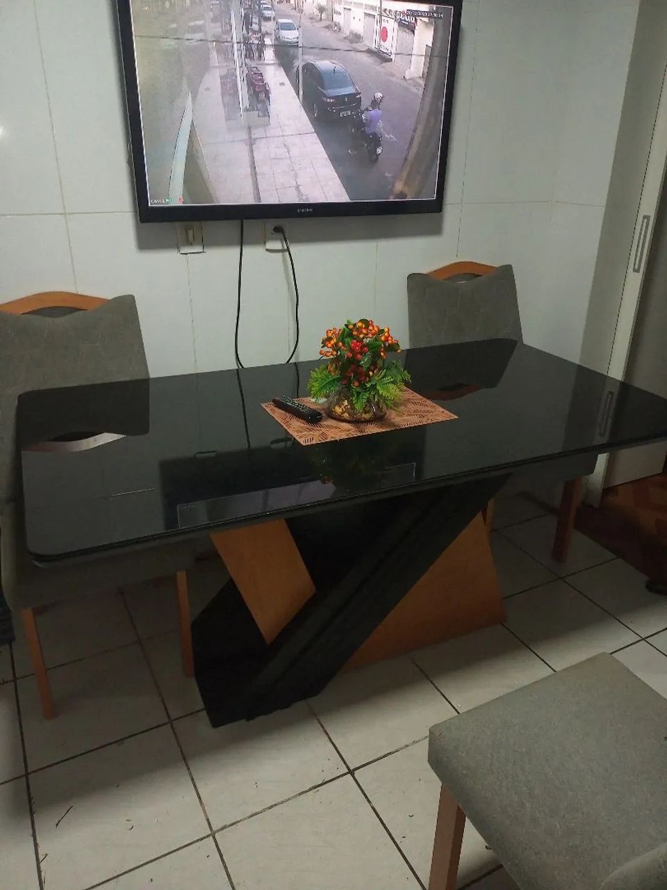 Mesa de jantar com 4 cadeiras 
