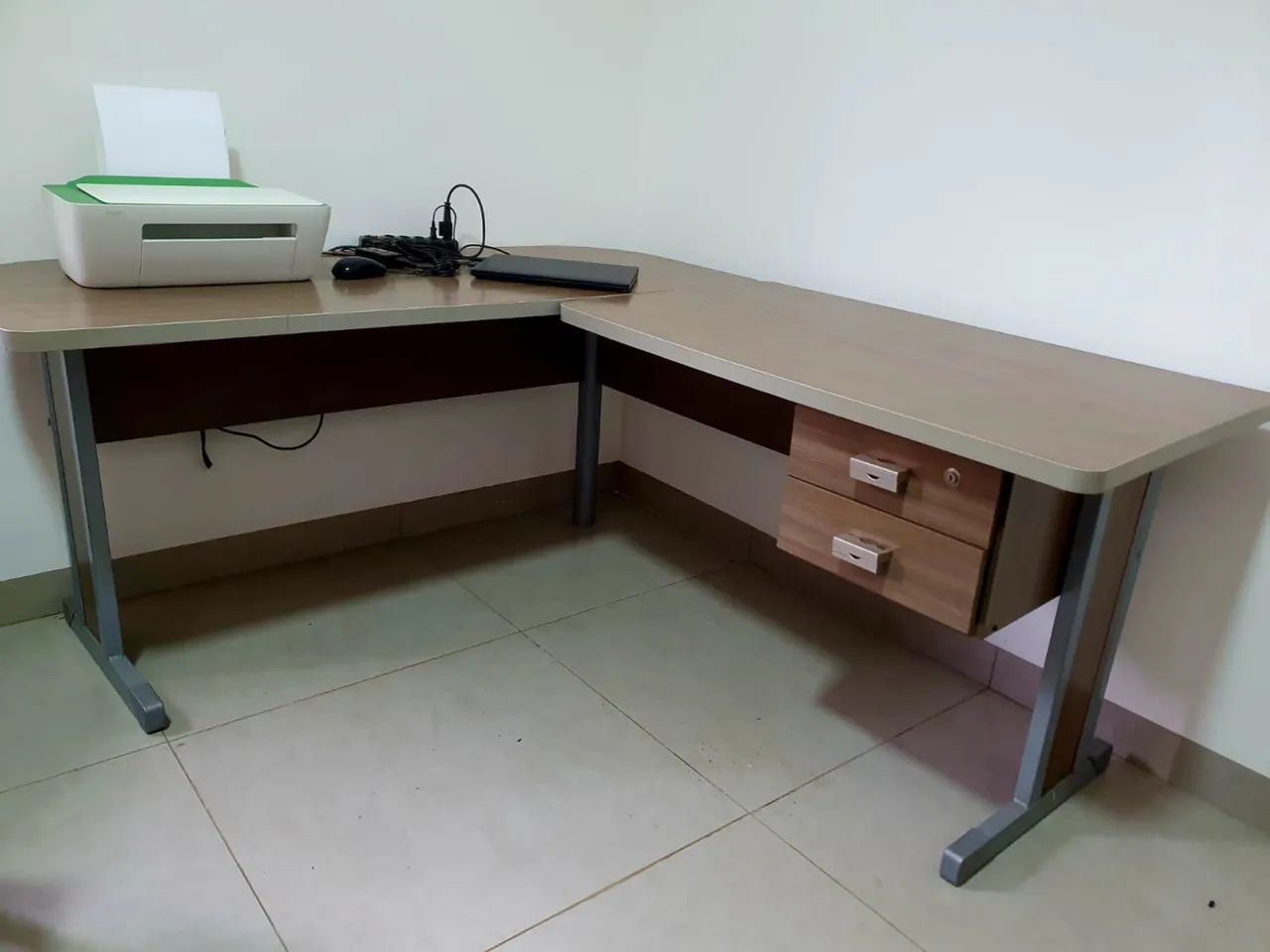 Mesa de escritório grande em L