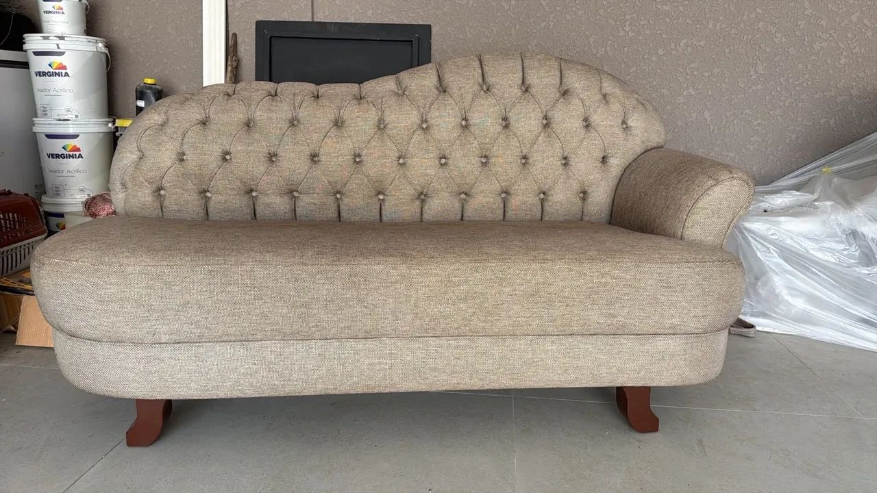 Sofá 3 Lugares Bege Capitonê - Clássico e Elegante