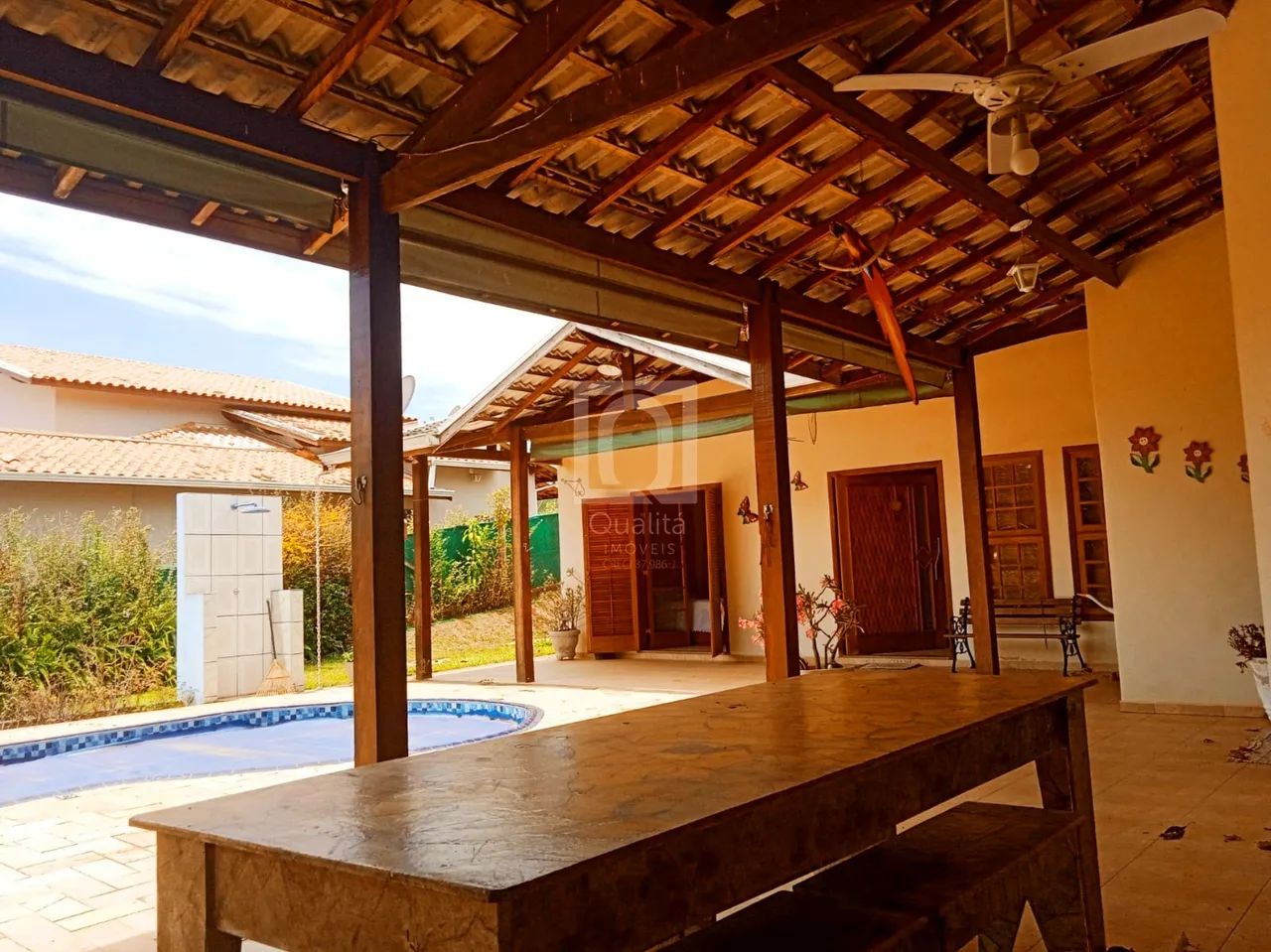 Chácara com piscina em condomínio fechado - Sarapuí, SP