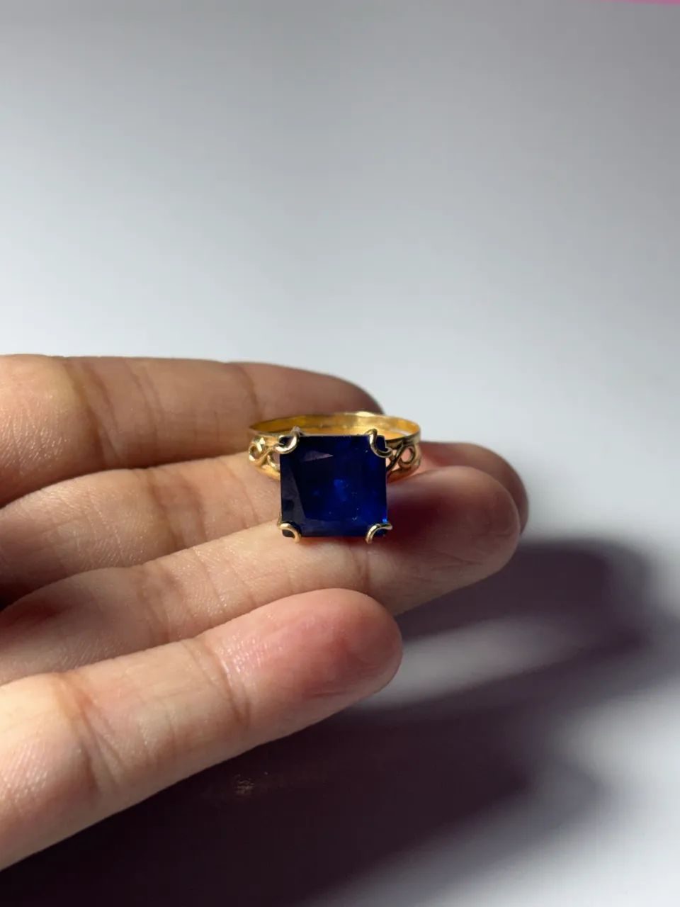 Anel de pedra azul ouro (aro 16).