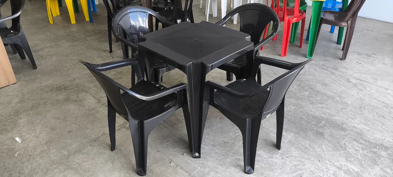Jogo de mesa e cadeiras plástica cor preta! 6 anos de garantia