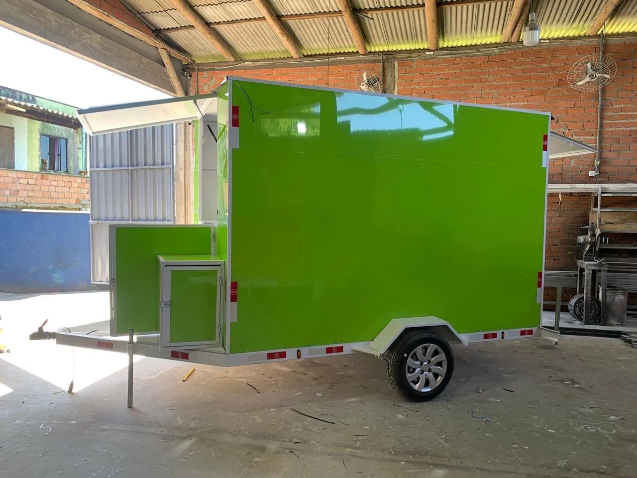 Semi-new trailer65606298653187123