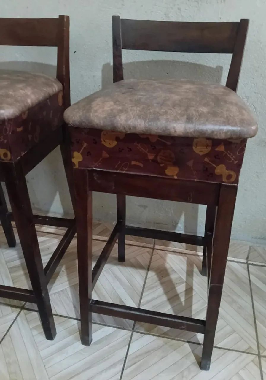  Vendo 4 Banquetas de madeira maciça  - Foto 2
