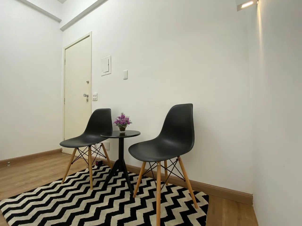 SALA MOBILIADA NA SAVASSI 44M² COM BANHEIRO - Foto 2
