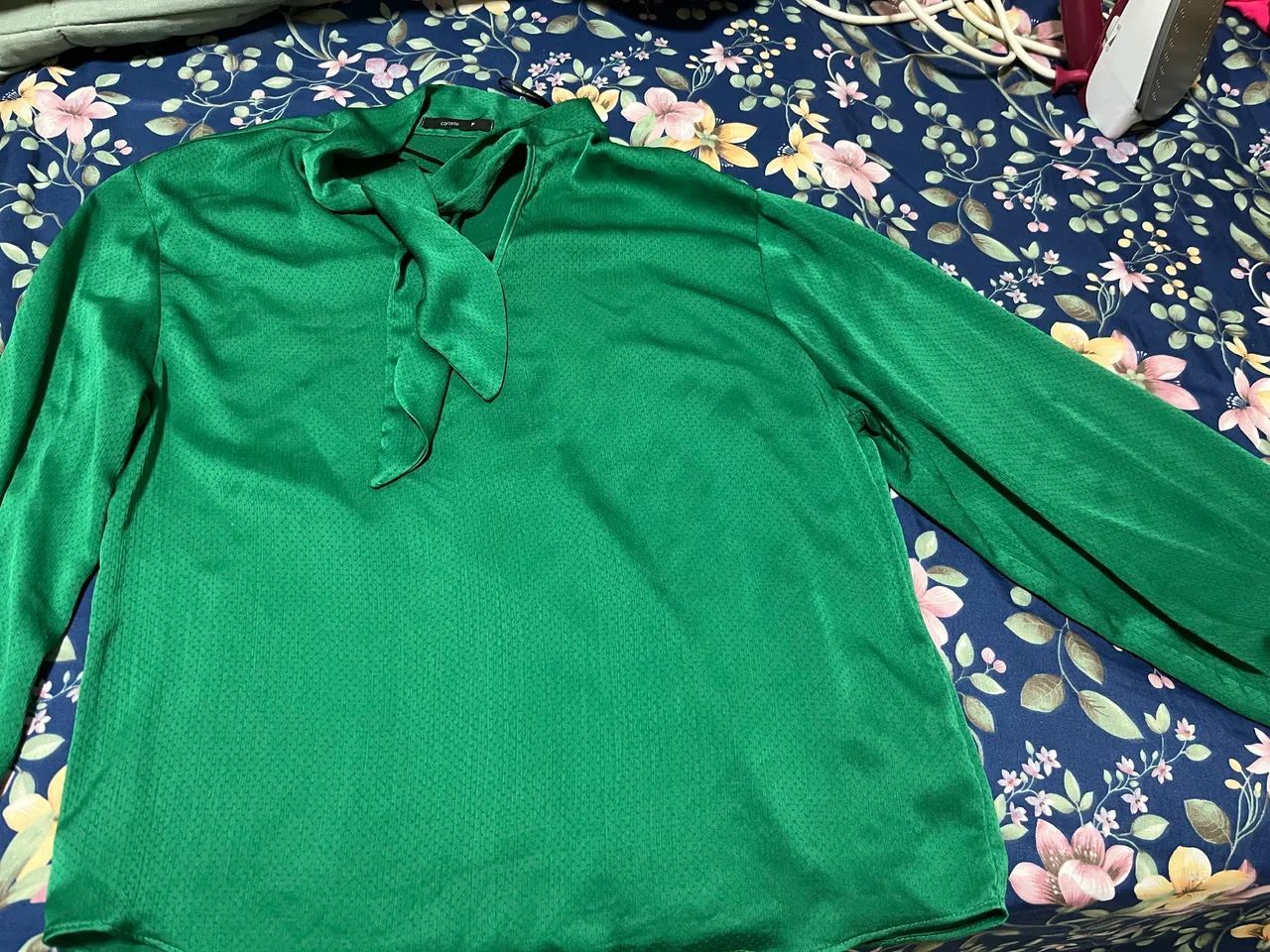 Blusa de Acetinada Verde com Laço - Foto 4