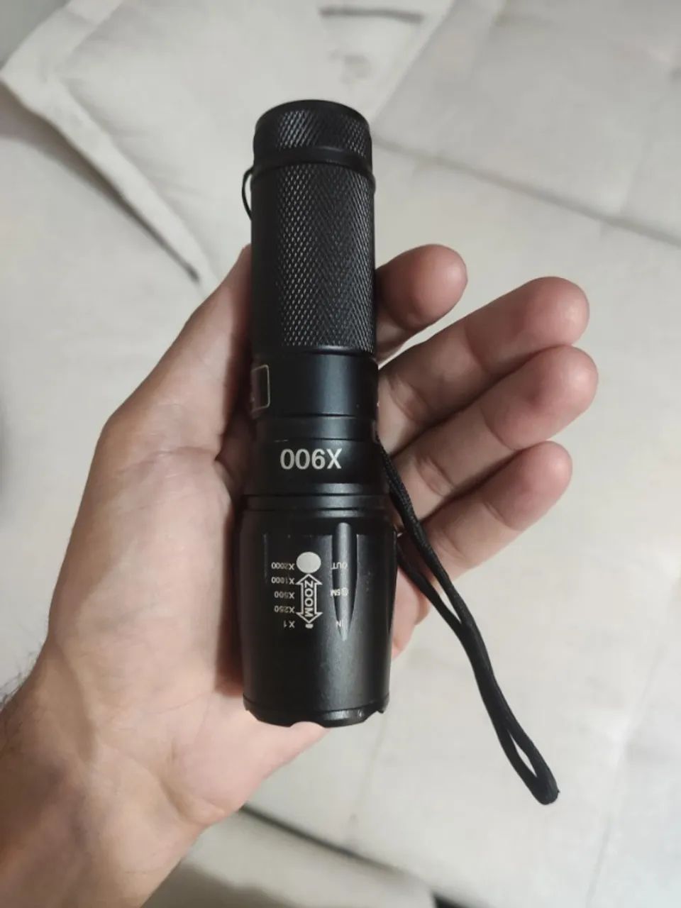 Lanterna Tática LED X900 com Zoom Ajustável e Alça de Pulso