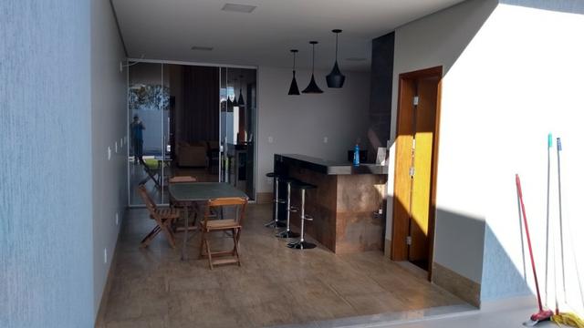 Samuel Pereira oferece: Casa 3 Suites Nova Moderna Pé Direito Duplo Piscina Churrasqueira - Foto 20