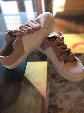 Tênis e chinelo