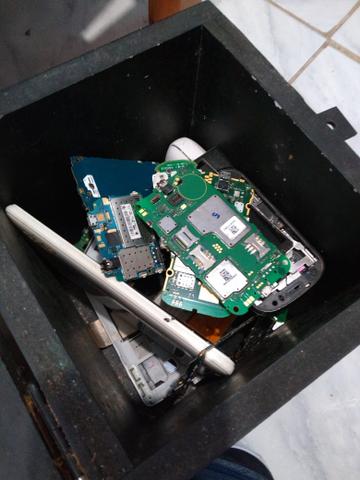 Aparelhos de computador e caixa cheia de coisas sobre celular - Foto 6