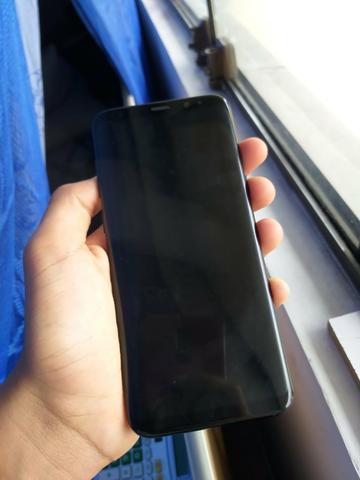 S8 plus acompanha carregador e fone