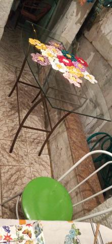 Mesa com tampa de vidro