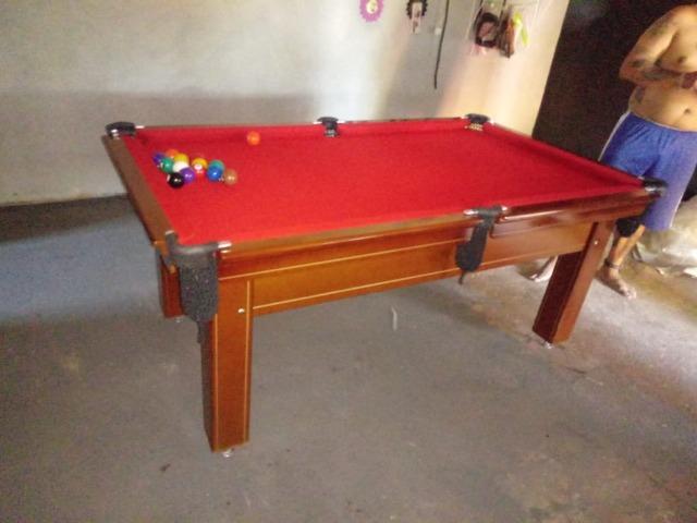 Mesa Tentação de 4 Pés Cor Imbuia Tecido Vermelho Mod. ZEXV1850