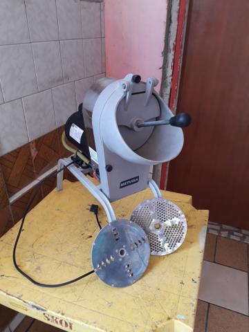 Máquina de ralar queijo semi novo