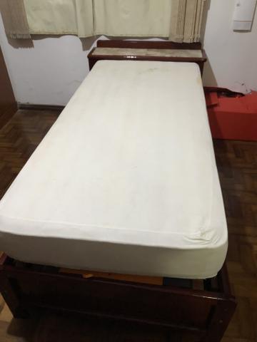 Cama e colchão de solteiro