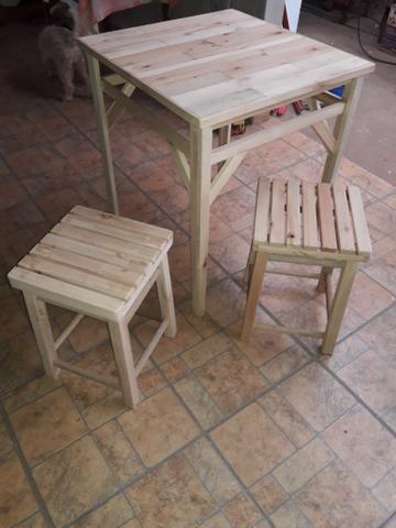 Vendo mesa pequena nova com dois banquinhos - Foto 4