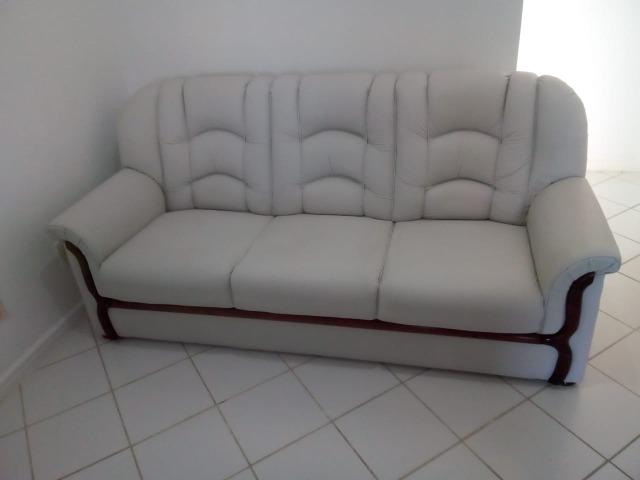 Vendo sofá 3 lugares em couro - Foto 3