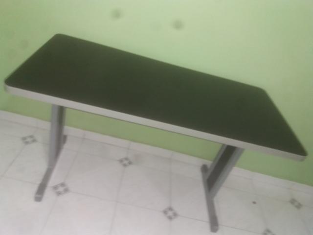 Conjunto de mesas de escritório na cor cinza