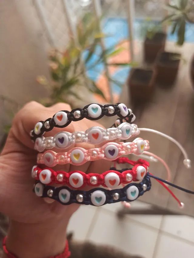 Pulseira macrame com corações 