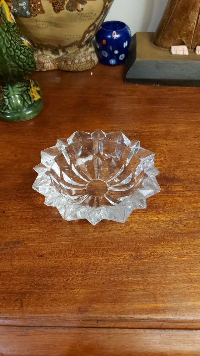 Antigo cinzeiro em vidrão.