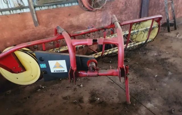 Ancinho enleirador de Feno Stabra e Kuhn 1