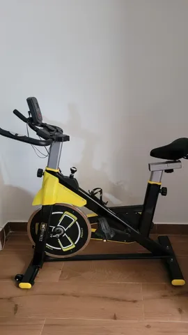 Bicicleta spinning com roda de inercia