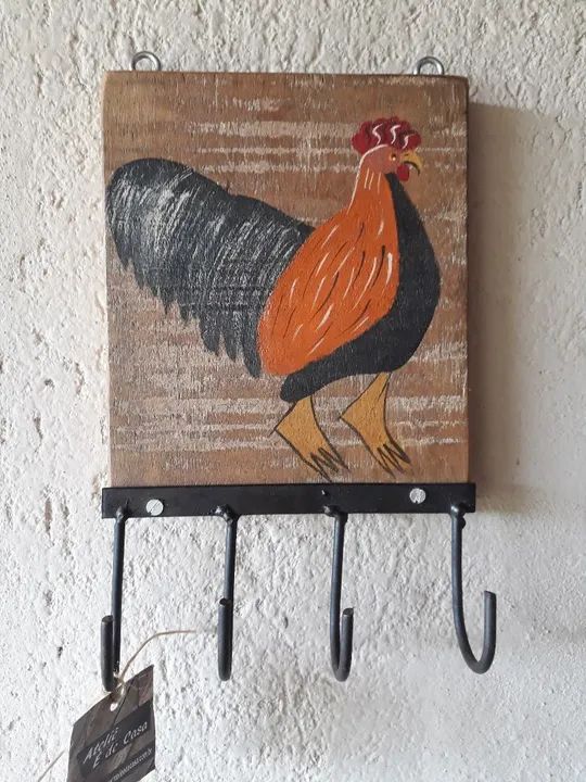 Porta-chaves rústico com pintura de galo