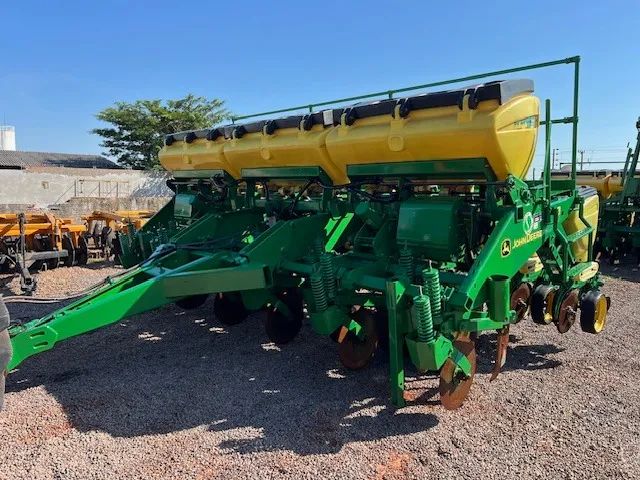 Plantadeira John Deere 1111 ano 2008 11 linhas - Tratores e