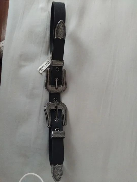 Cinto feminino com fivela de metal