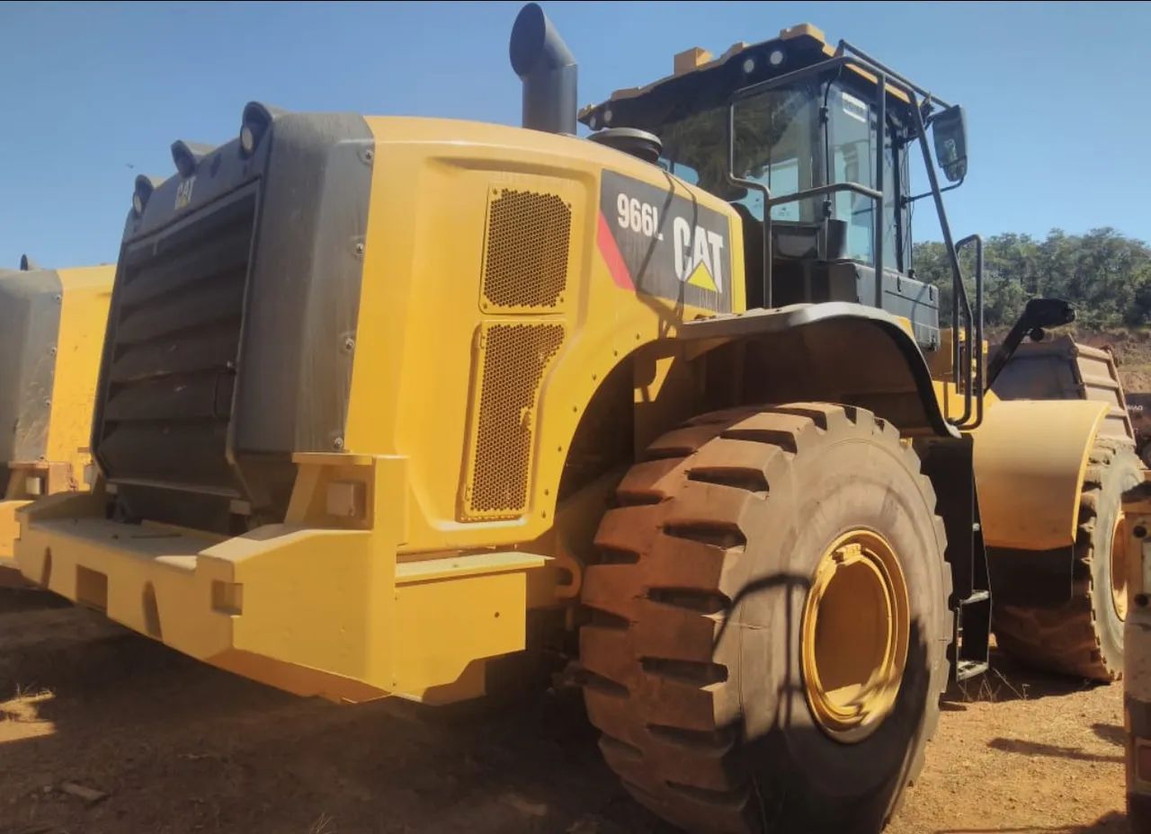 Pá Carregadeira Caterpillar 966L  de 2019 a 2021, média de 10.000 horas, em MG - Foto 2