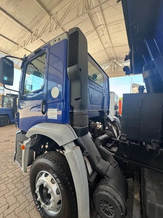 Volkswagen 31-320 6x4 2012 basculante  - Foto 6